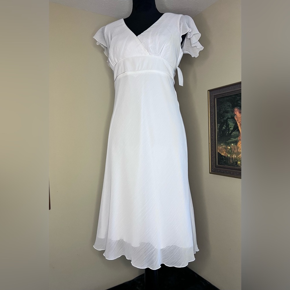 White, tie-back, short-sleeved below-knee B. Smart Women’s dress Sz 9/10